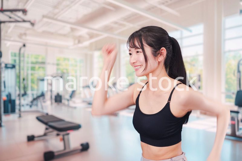 ジムでランニングをする若い女性