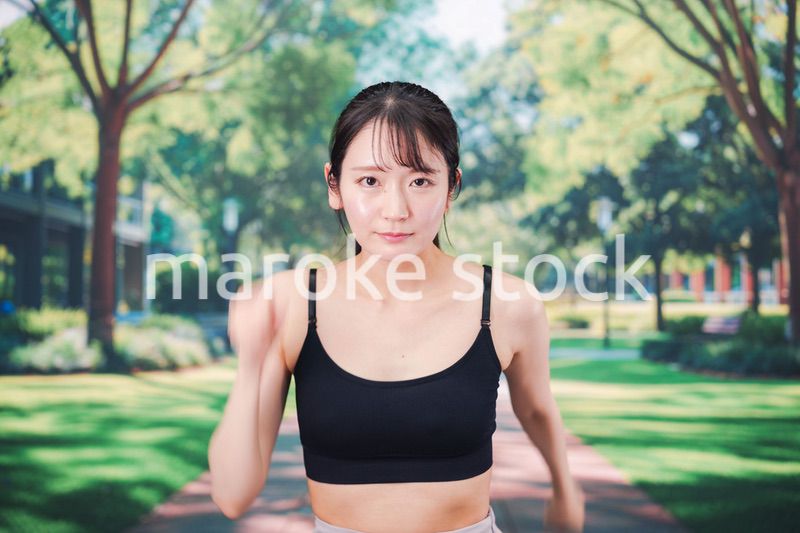 ジムでランニングをする若い女性