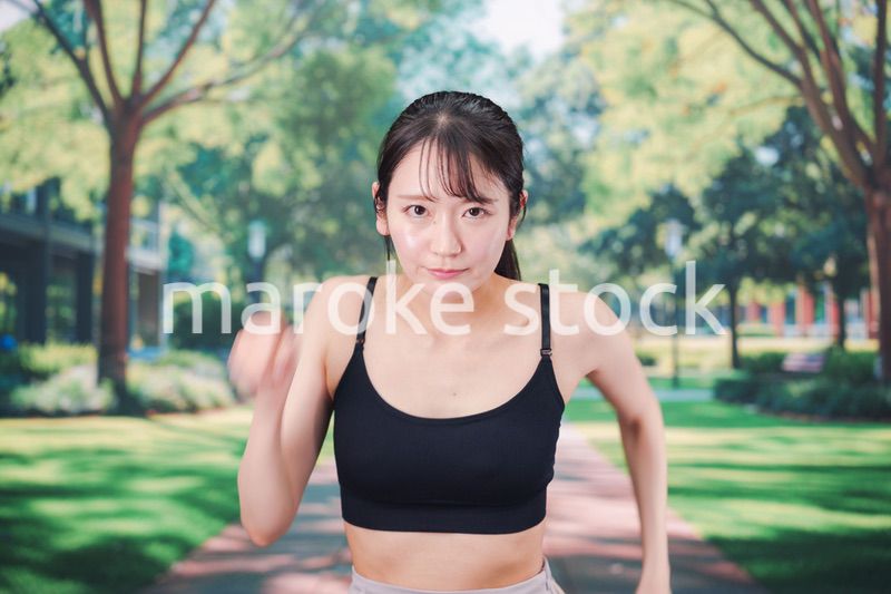 ジムでランニングをする若い女性