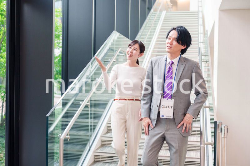 ゲストのお客様を案内する女性のビジネスパーソン