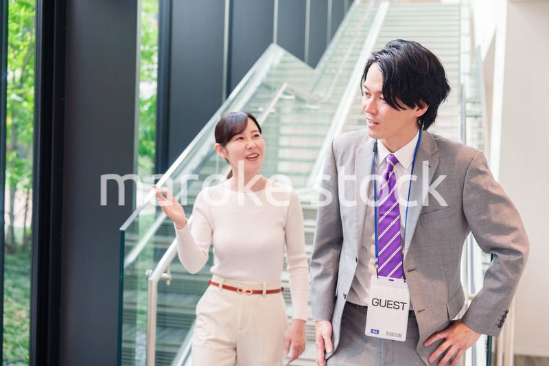 ゲストのお客様を案内する女性のビジネスパーソン