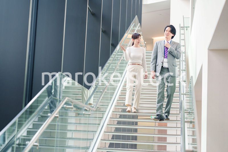 ゲストのお客様を案内する女性のビジネスパーソン