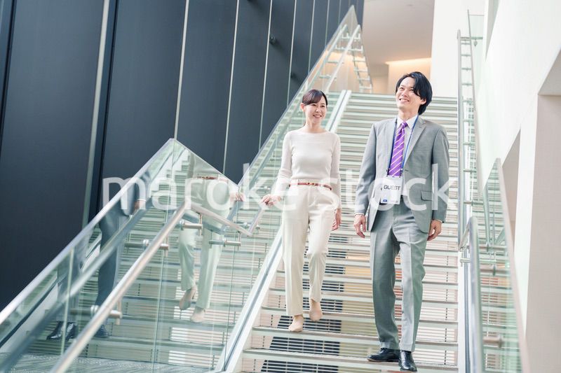 ゲストのお客様を案内する女性のビジネスパーソン