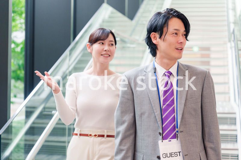 ゲストのお客様を案内する女性のビジネスパーソン