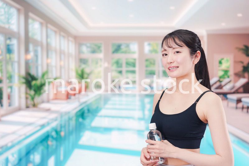 プールを楽しむ若い女性