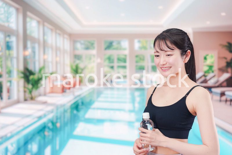 プールを楽しむ若い女性