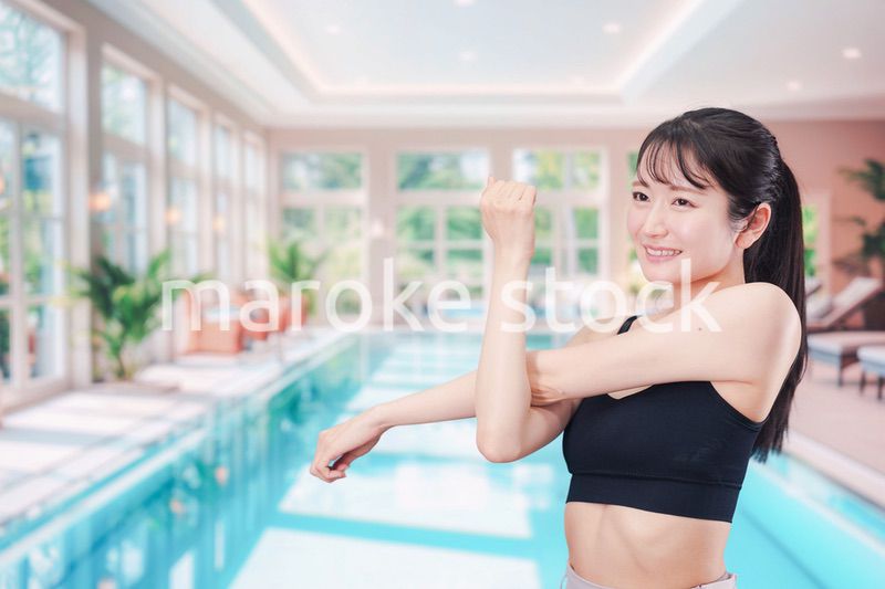 プールを楽しむ若い女性