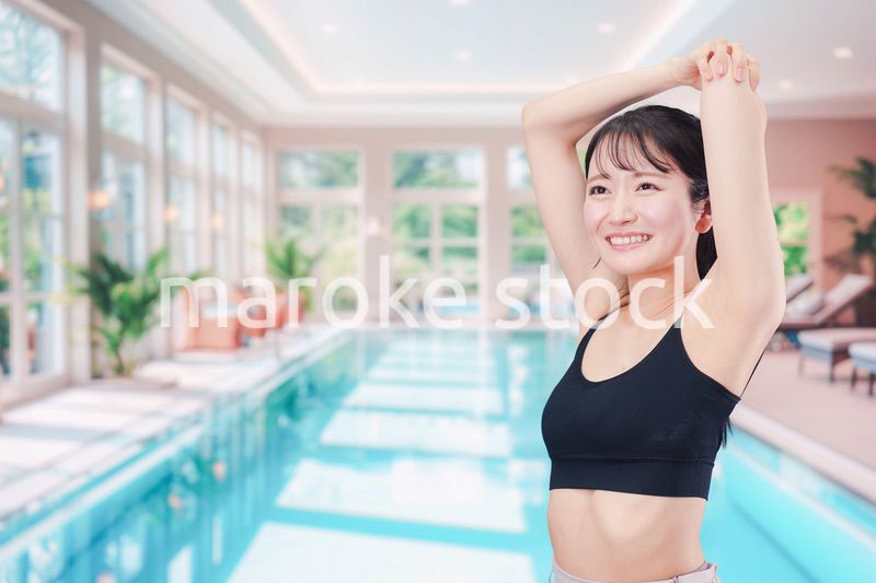 プールを楽しむ若い女性