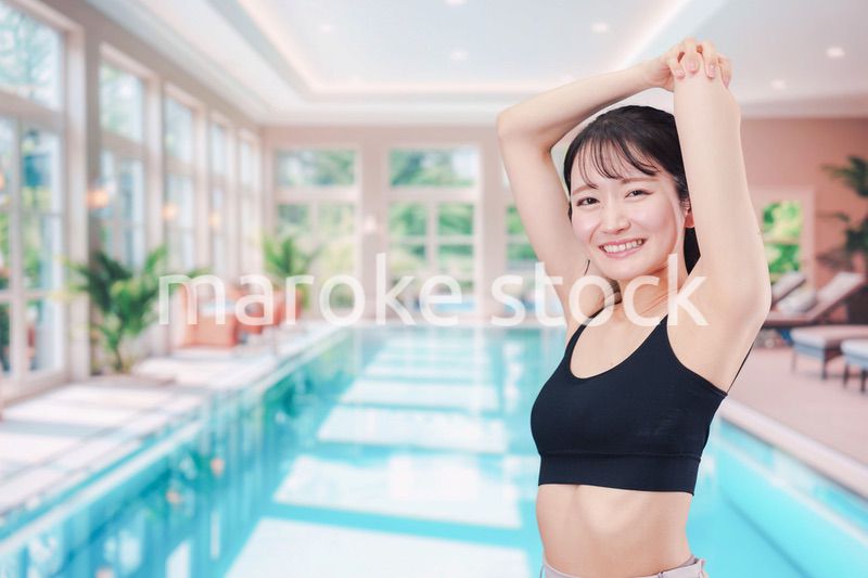 プールを楽しむ若い女性