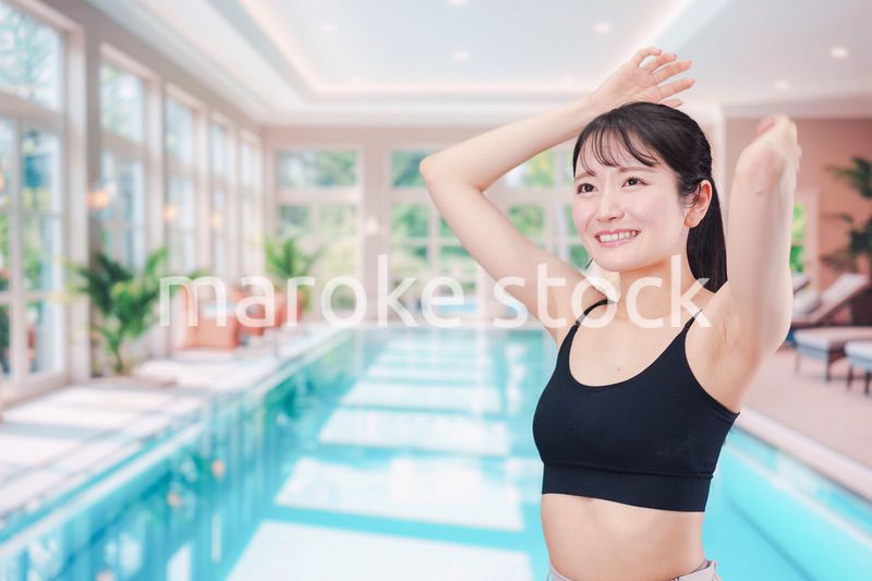 プールを楽しむ若い女性