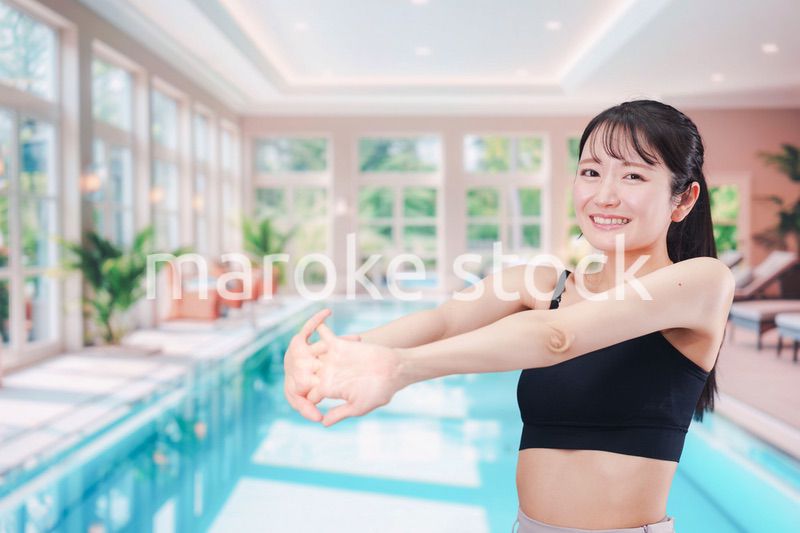 プールを楽しむ若い女性