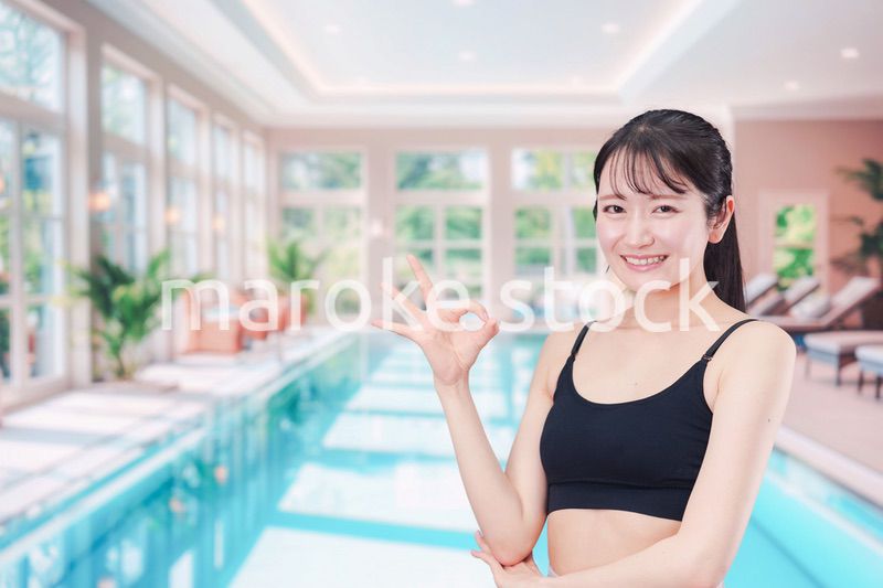 プールを楽しむ若い女性