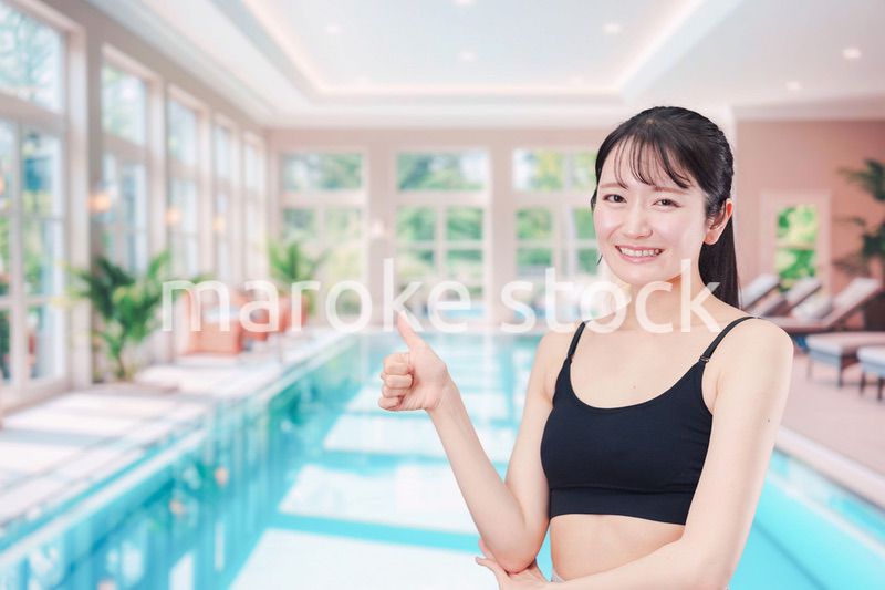 プールを楽しむ若い女性