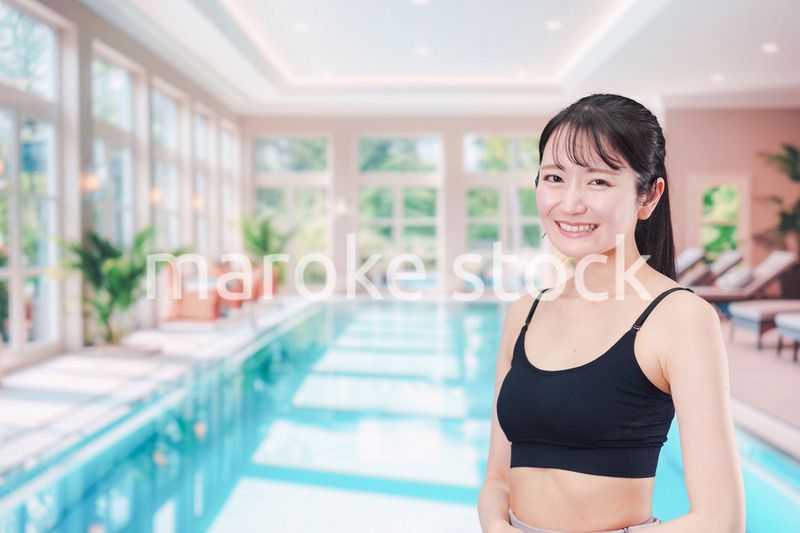プールを楽しむ若い女性