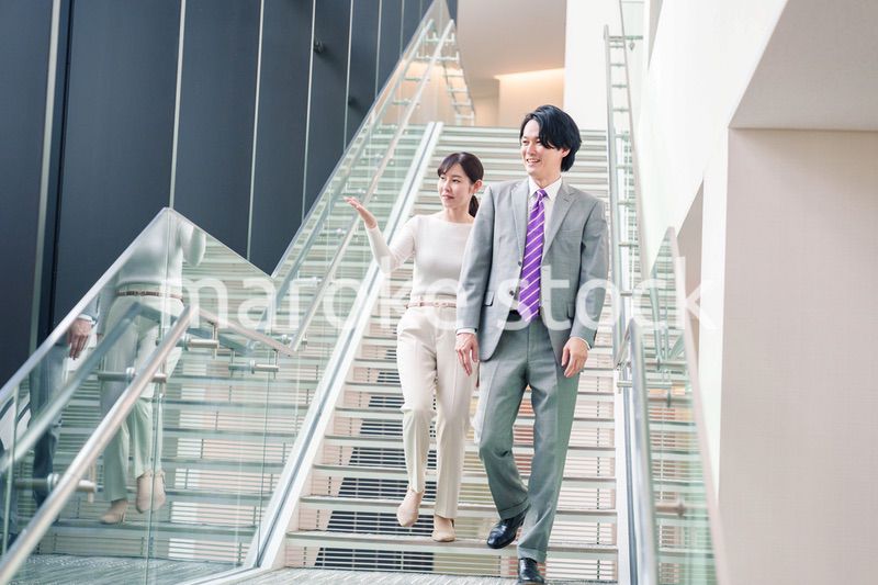 ゲストのお客様を案内する女性のビジネスパーソン