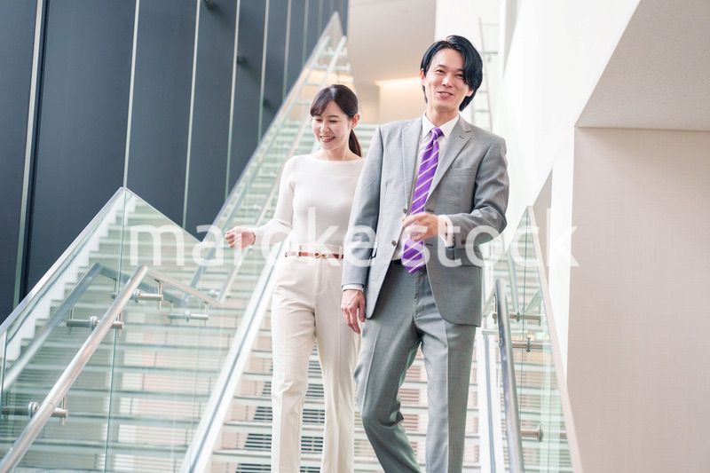 ゲストのお客様を案内する女性のビジネスパーソン