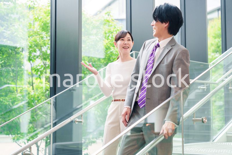 ゲストのお客様を案内する女性のビジネスパーソン