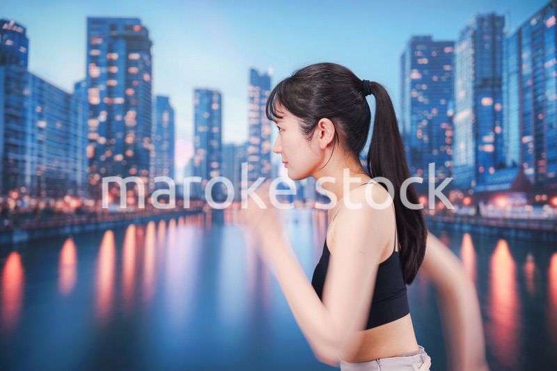 都会でランニングをする若い女性