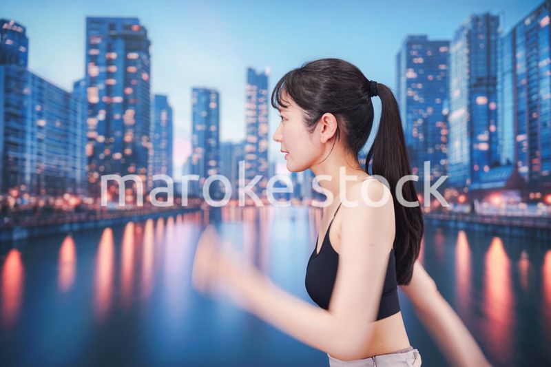 都会でランニングをする若い女性