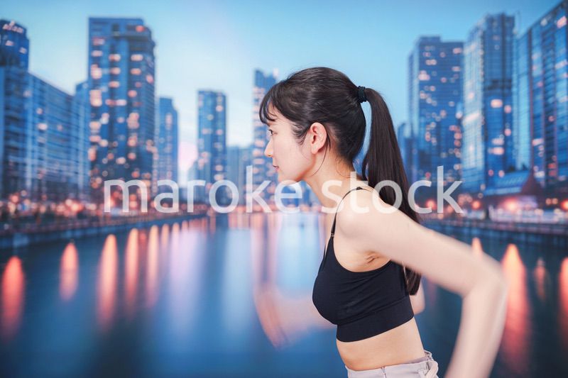 都会でランニングをする若い女性