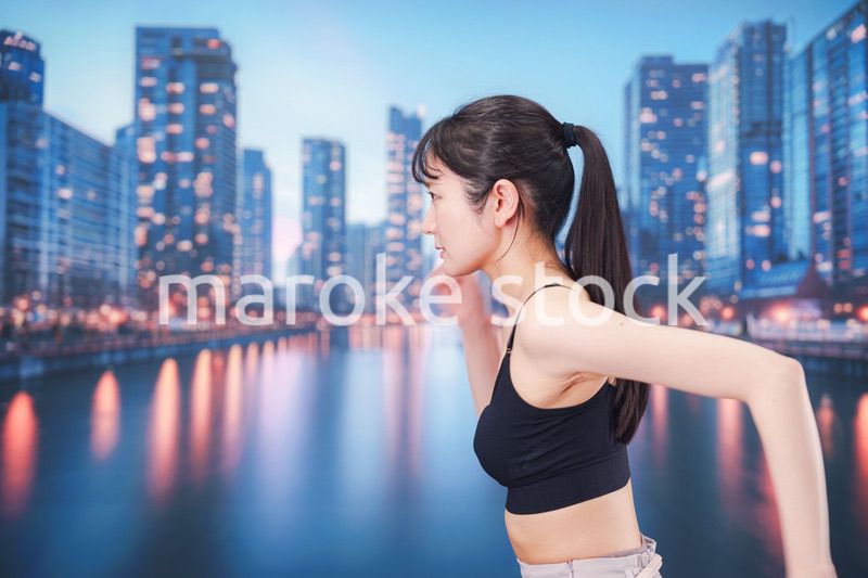 都会でランニングをする若い女性