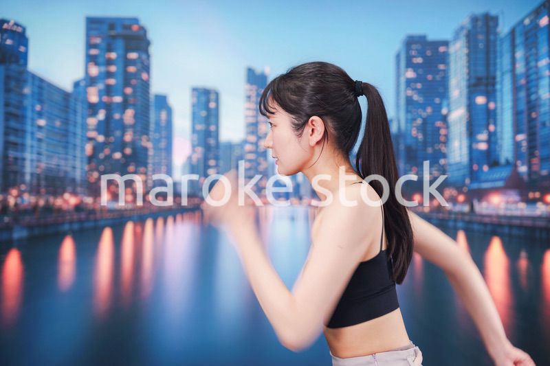 都会でランニングをする若い女性