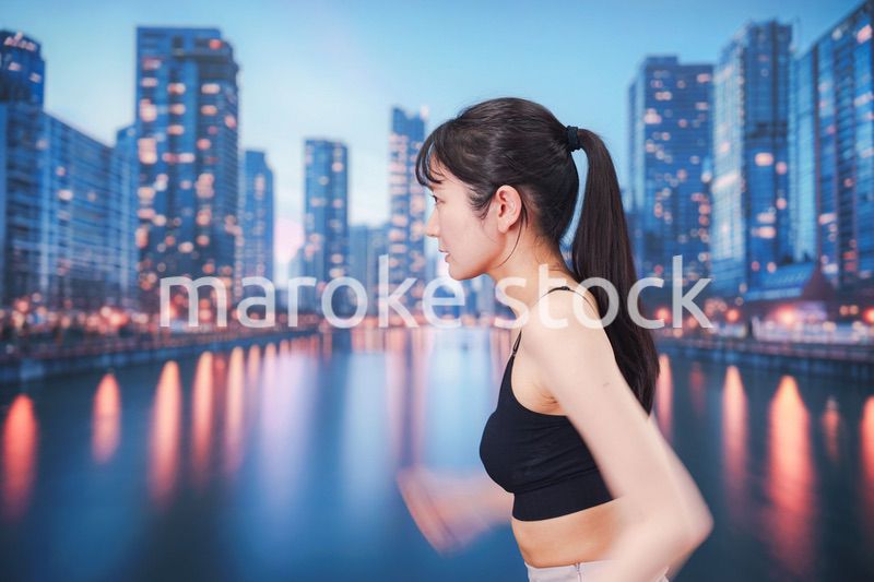 都会でランニングをする若い女性