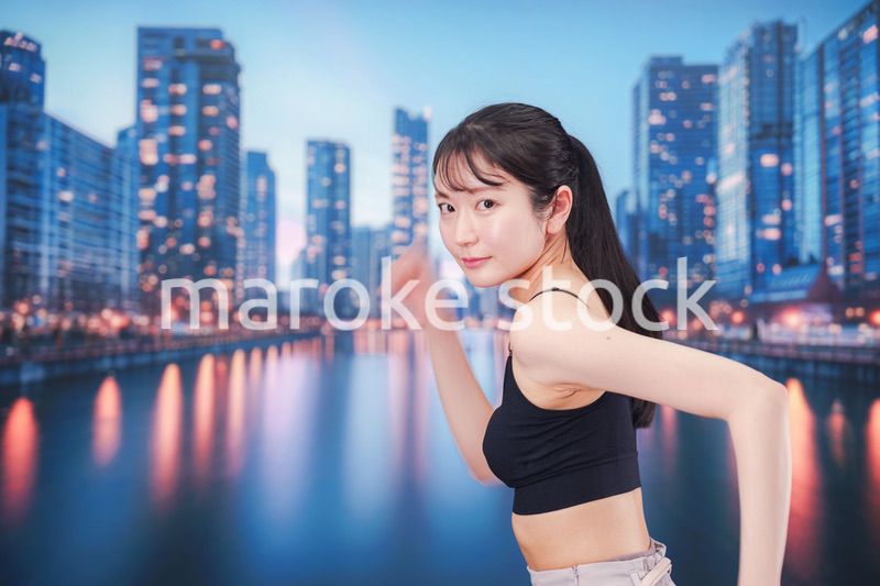 都会でランニングをする若い女性