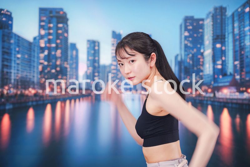 都会でランニングをする若い女性