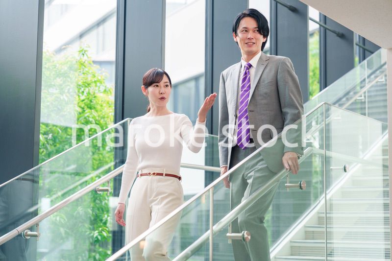 ゲストのお客様を案内する女性のビジネスパーソン