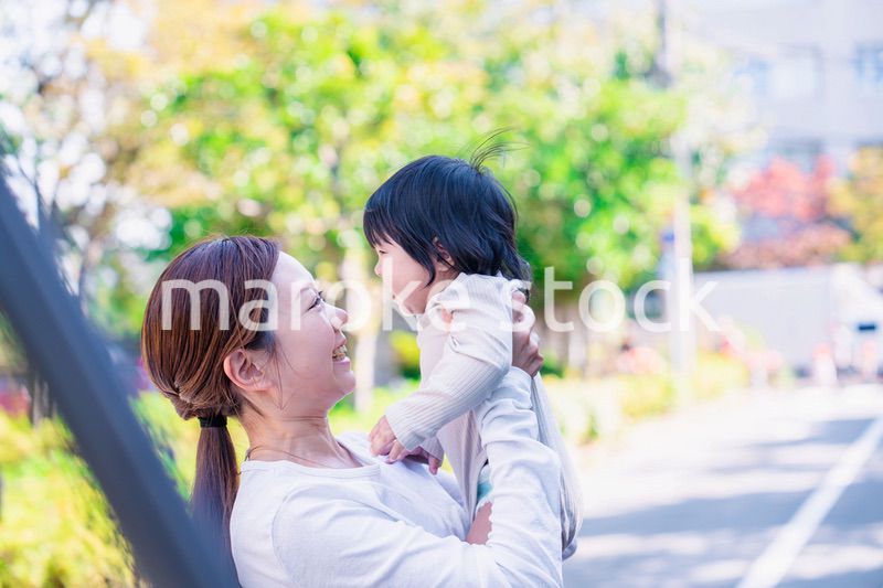 生後半年の赤ちゃんを抱っこして笑うお母さん