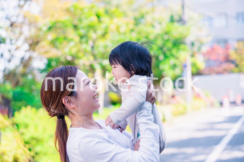 生後半年の赤ちゃんを抱っこして笑うお母さん