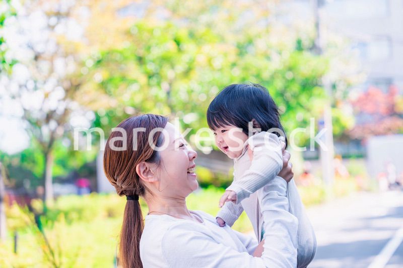 生後半年の赤ちゃんを抱っこして笑うお母さん
