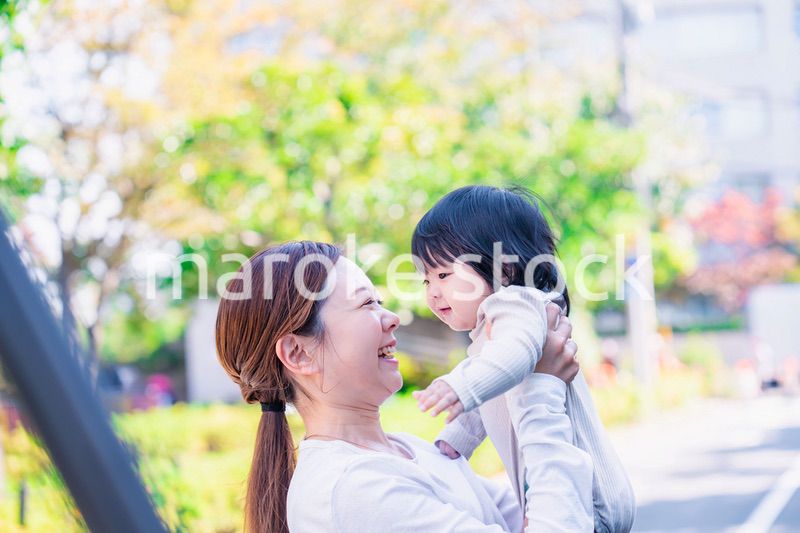 生後半年の赤ちゃんを抱っこして笑うお母さん