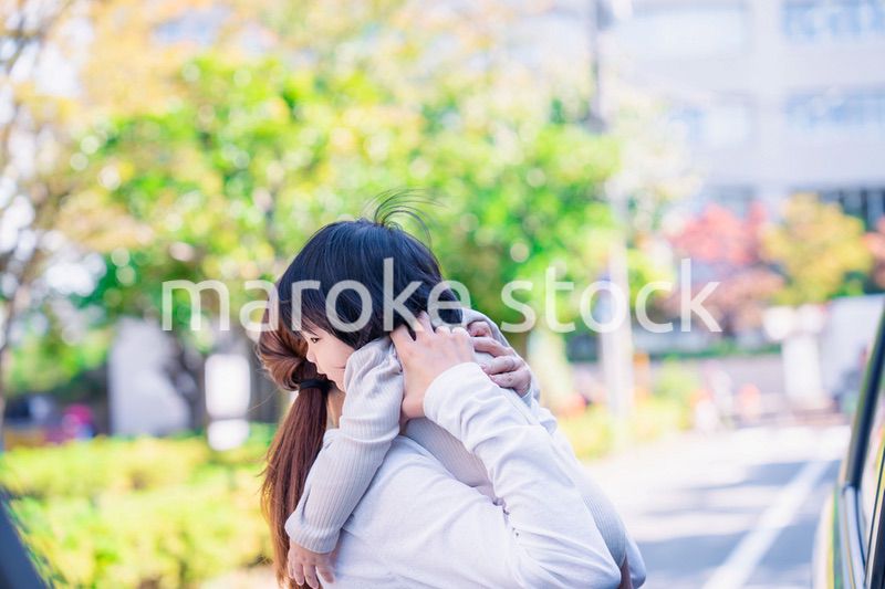 生後半年の赤ちゃんを抱っこして笑うお母さん