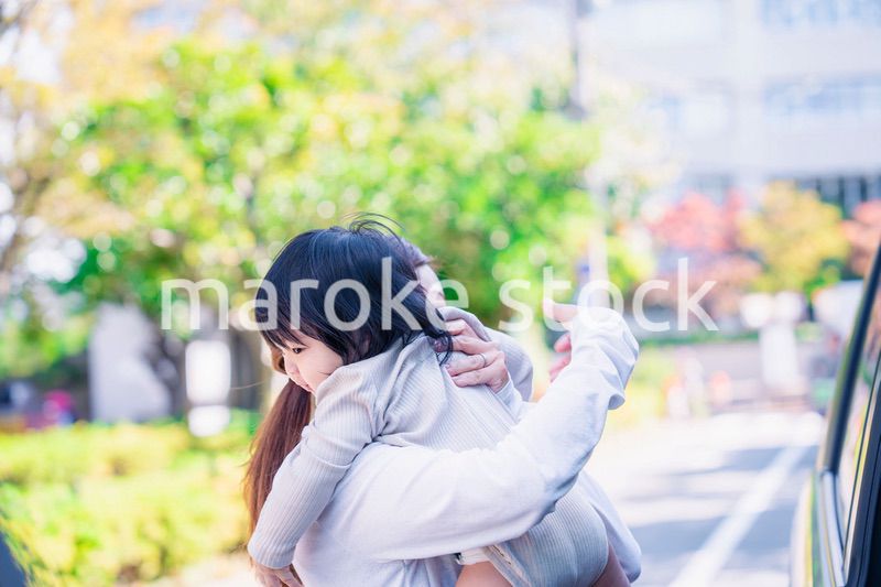 生後半年の赤ちゃんを抱っこして笑うお母さん