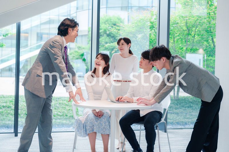 オフィスで打ち合わせをするビジネスパーソン