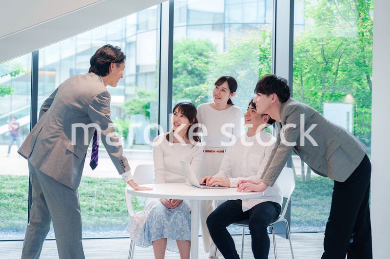 オフィスで打ち合わせをするビジネスパーソン