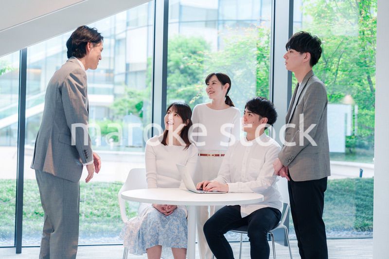 オフィスで打ち合わせをするビジネスパーソン