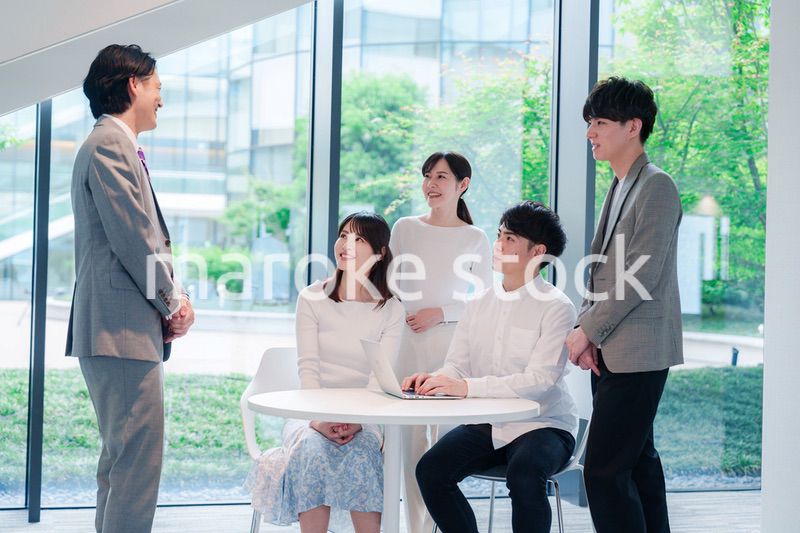 オフィスで打ち合わせをするビジネスパーソン