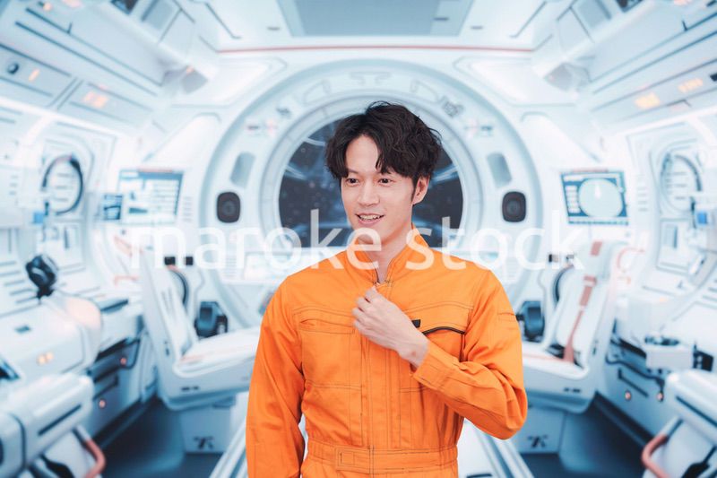 宇宙ステーションの中で働く若い男性の宇宙飛行士