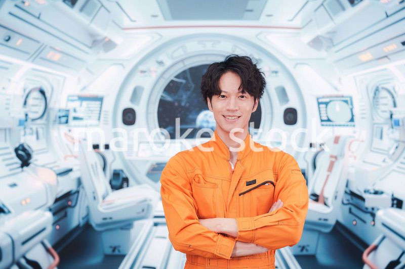 宇宙ステーションの中で働く若い男性の宇宙飛行士