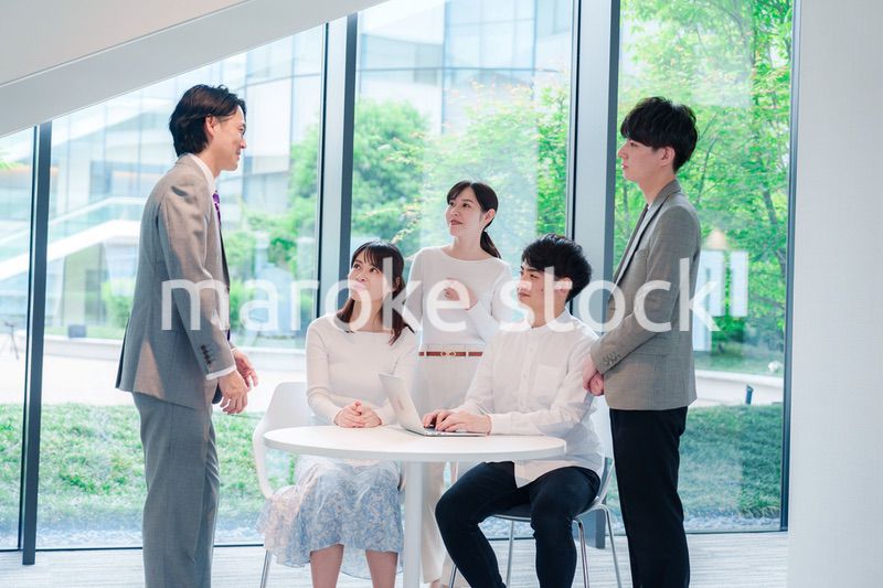 オフィスで打ち合わせをするビジネスパーソン