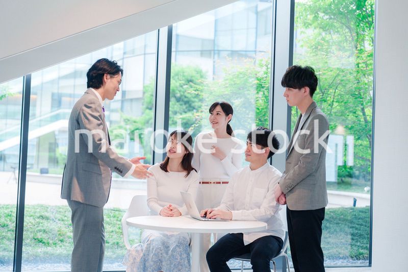 オフィスで打ち合わせをするビジネスパーソン