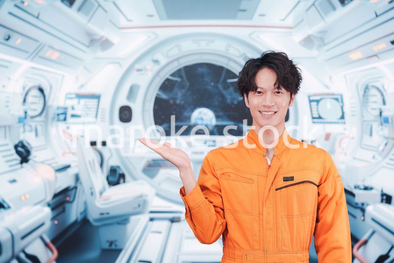 宇宙ステーションの中で働く若い男性の宇宙飛行士