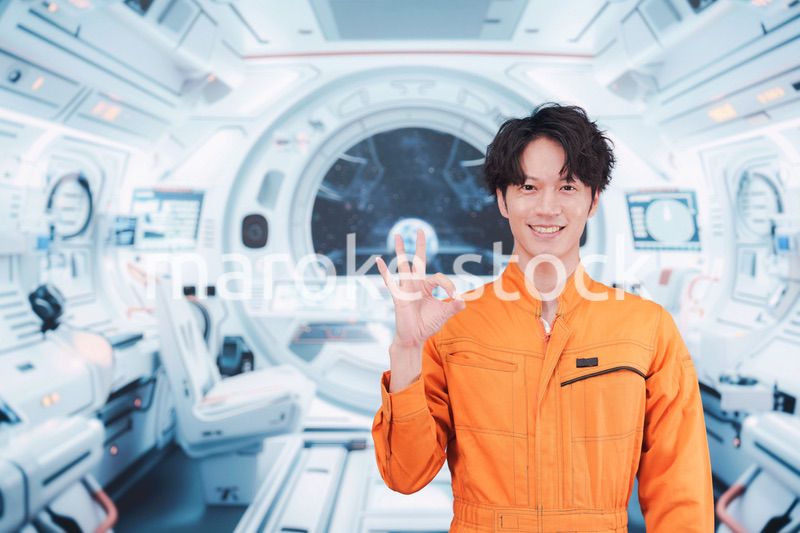 宇宙ステーションの中で働く若い男性の宇宙飛行士