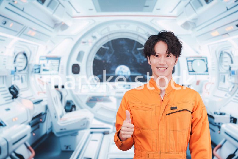 宇宙ステーションの中で働く若い男性の宇宙飛行士