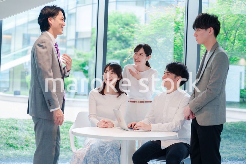 オフィスで打ち合わせをするビジネスパーソン