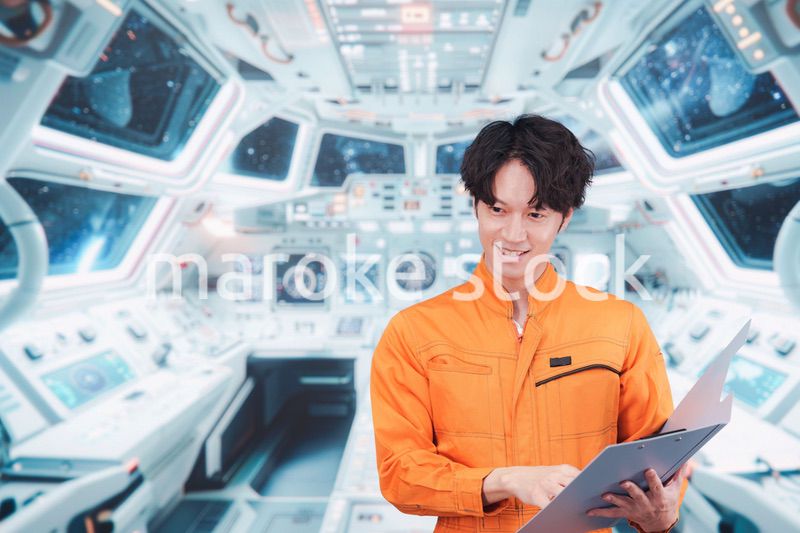 宇宙ステーションの中で働く若い男性の宇宙飛行士