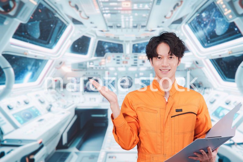 宇宙ステーションの中で働く若い男性の宇宙飛行士